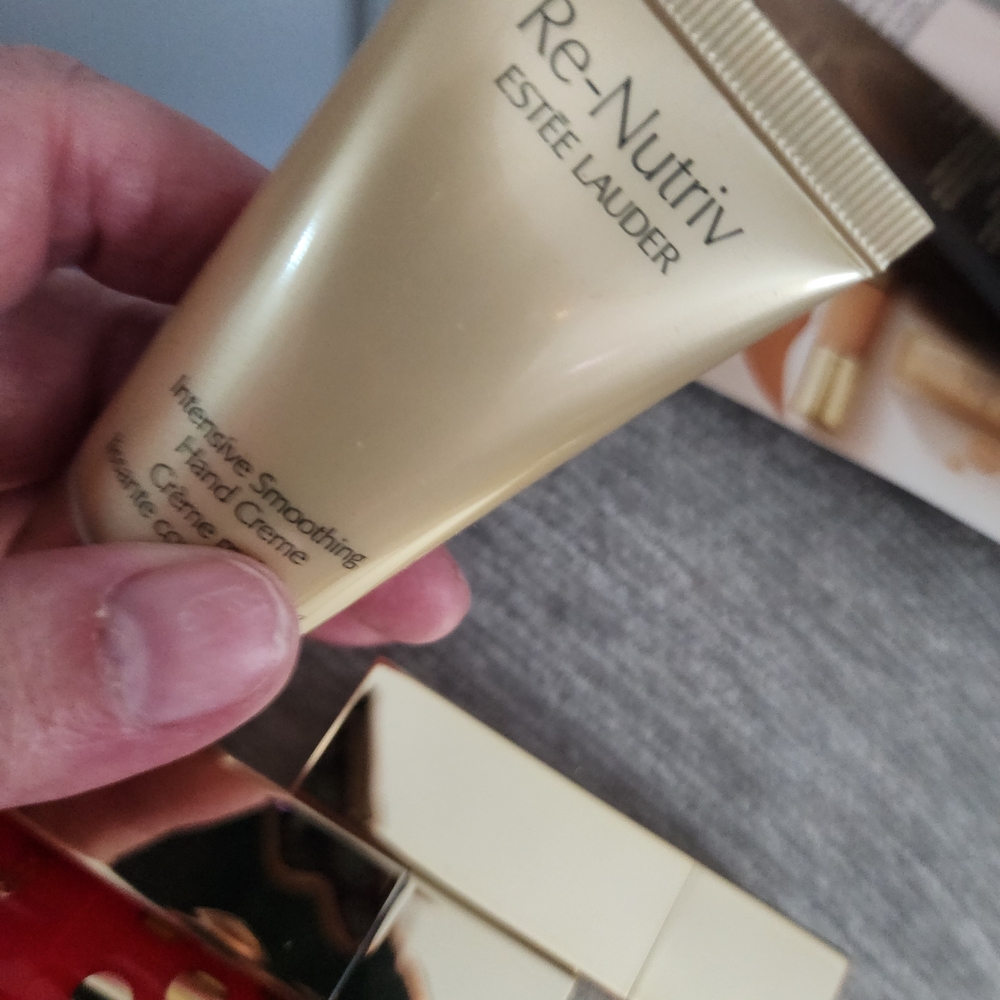 Nwt Estee Lauder Makeup Set with Red and Gold Accents - Picture 5 of 6